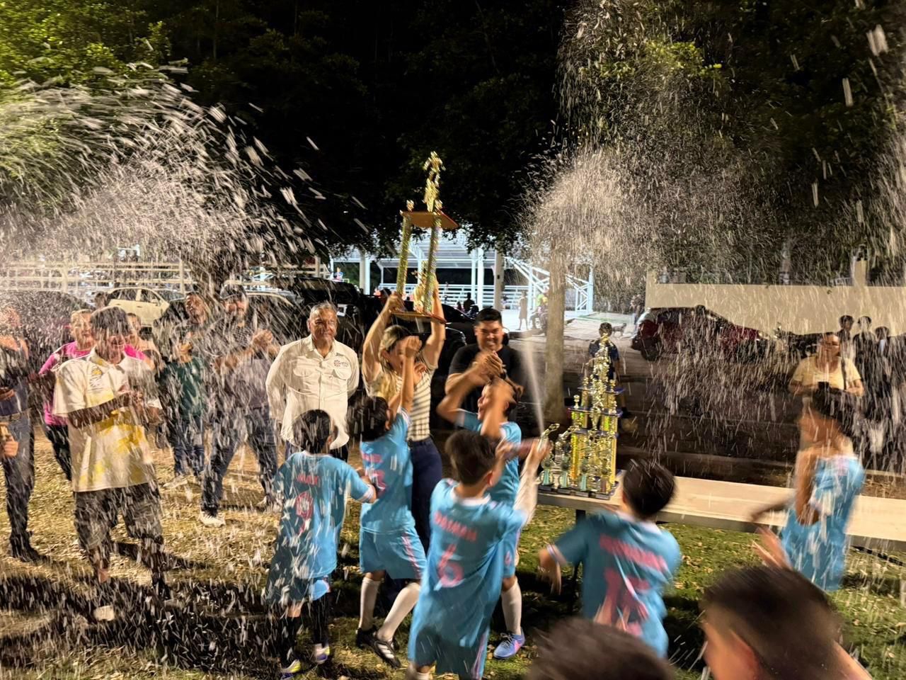 Alberto "El Capy" Rivera reafirma su compromiso con el deporte al clausurar la Copa "Capy Rivera" de fútbol infantil
