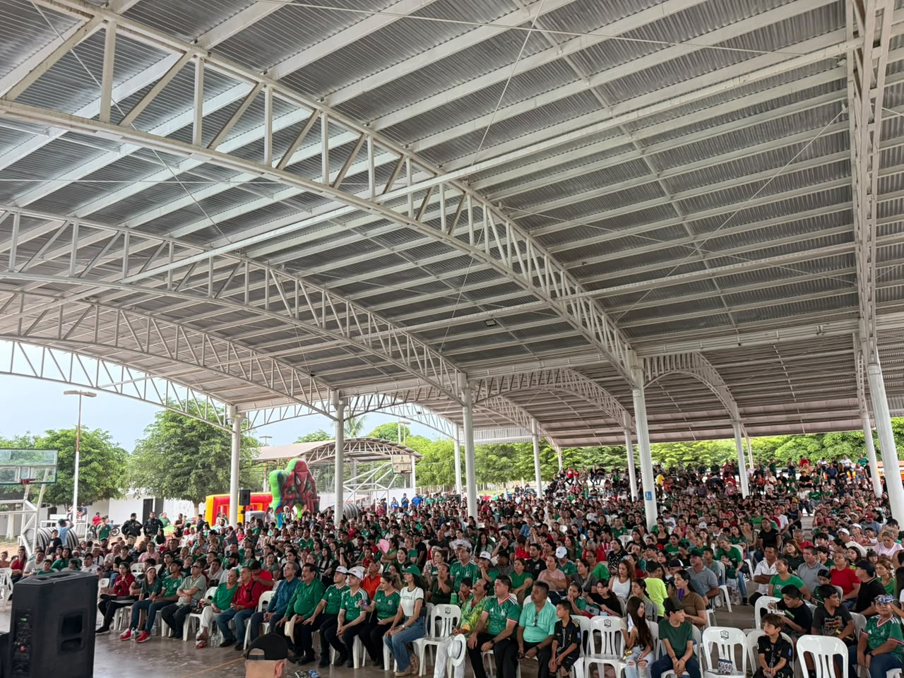 Nuestro Presidente Municipal Alberto "Capy Rivera" celebra a lo grande el Partido de fútbol México  vs Inglaterra de la copa  mundial
