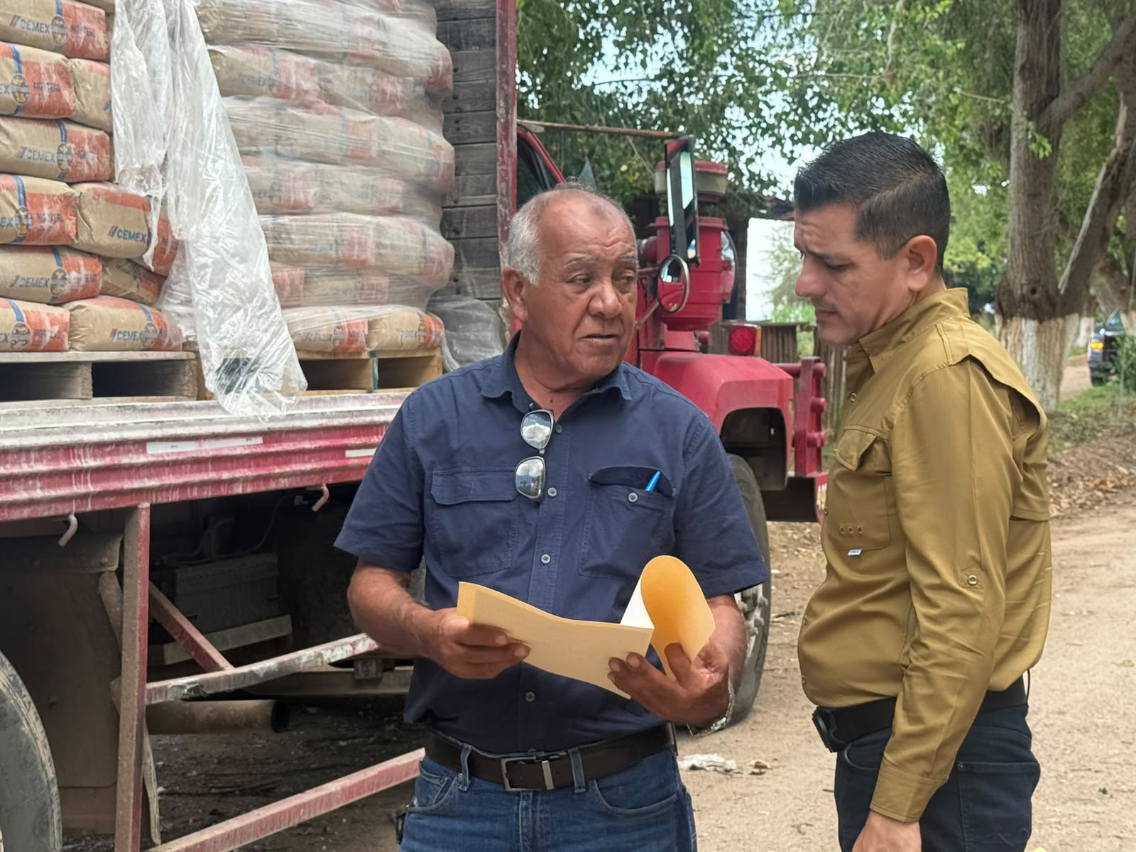 Entrega el presidente municipal, Alberto El Capy Rivera, importante apoyo para las familias angosturenses