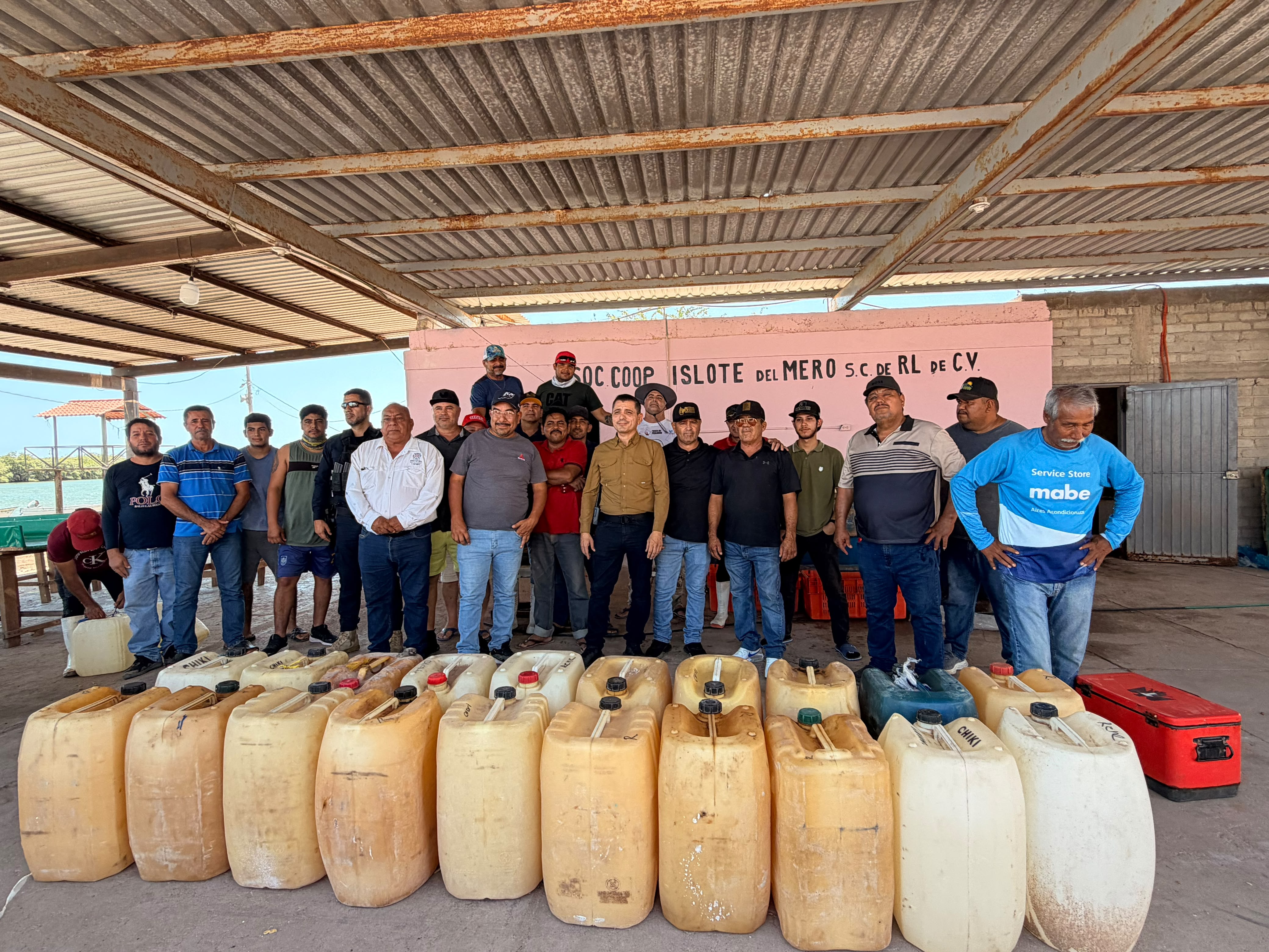 Entrega el presidente municipal, Alberto El Capy Rivera, apoyo de 2 mil litros de gasolina para cada campo pesquero Playa colorada, Costa azul y La reforma