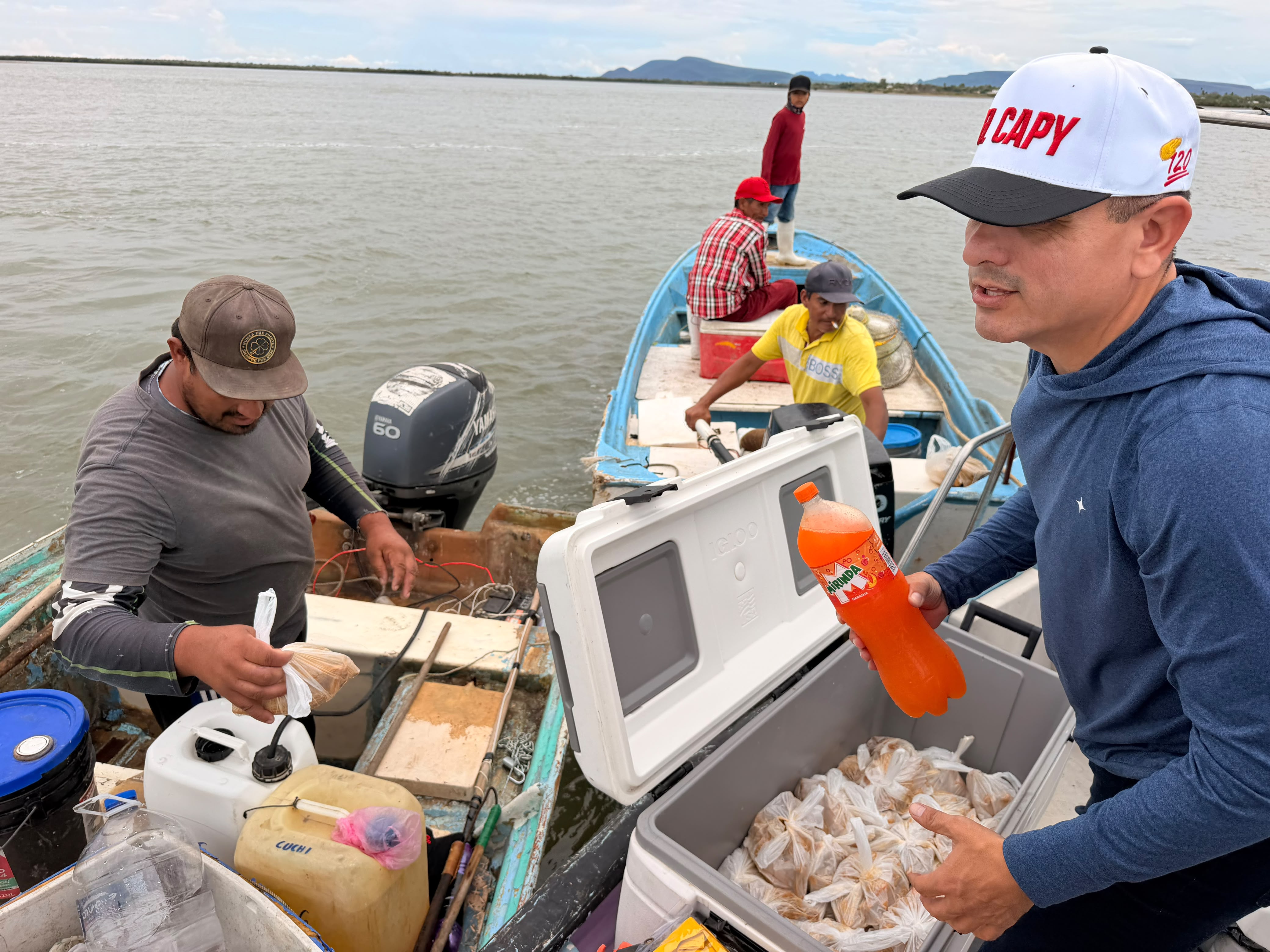 El Presidente Municipal Alberto “El Capy” Rivera acompaña a pescadores en el levantamiento de la veda de jaiba