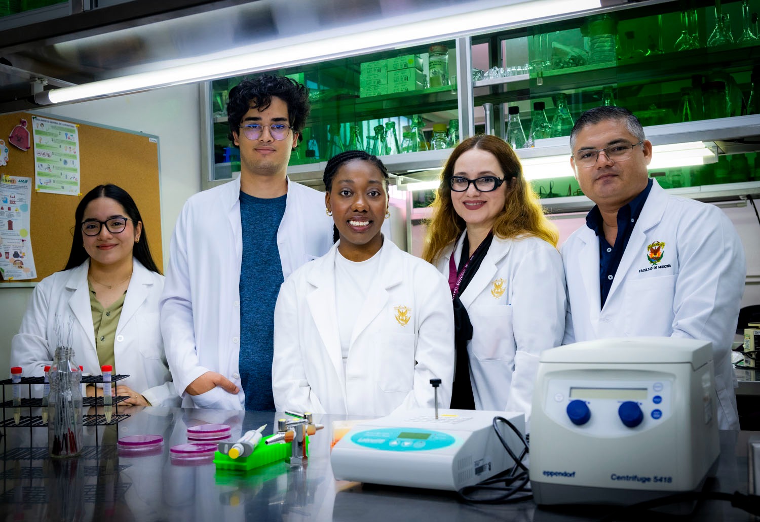¡La medicina no tiene fronteras! Estudiantes de Canadá y Brasil viven la experiencia de la investigación en la UAS; estudian el impacto de la bacteria E. coli