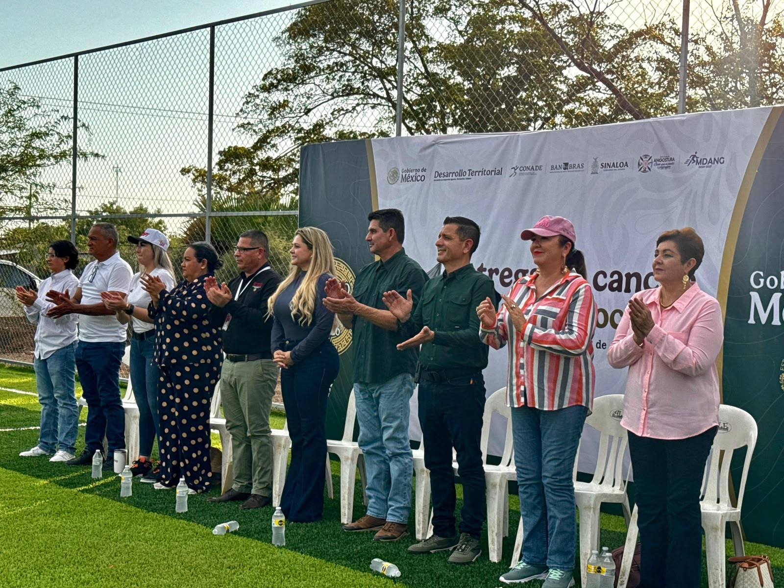 Alberto “El Capy” Rivera encabeza inauguración de canchas de futbol con pasto sintético en La Reforma