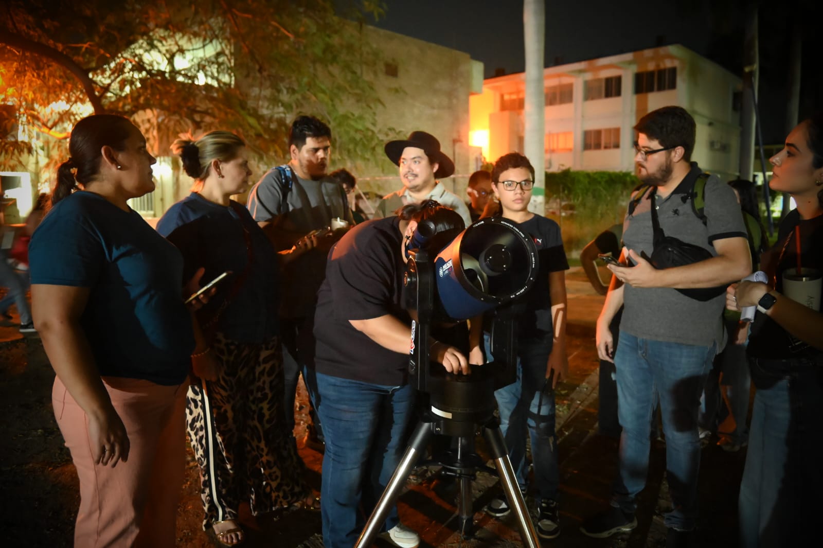 ¡Música, ciencia y telescopios bajo el cielo de Culiacán! La UAS reúne a familias y estudiantes para contemplar el eclipse a través de “Cita con la Luna”