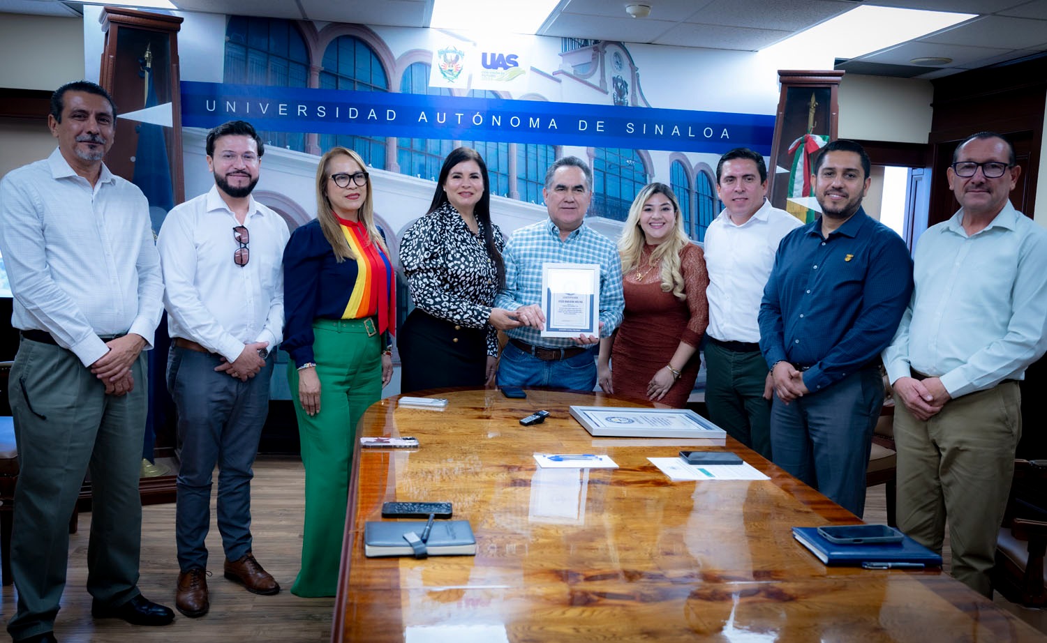 Liderados por Marco Verde y la comunidad universitaria, la UAS hace historia; recibe el Rector Jesús Madueña el certificado oficial del Récord Guinness por clase masiva de boxeo fitness