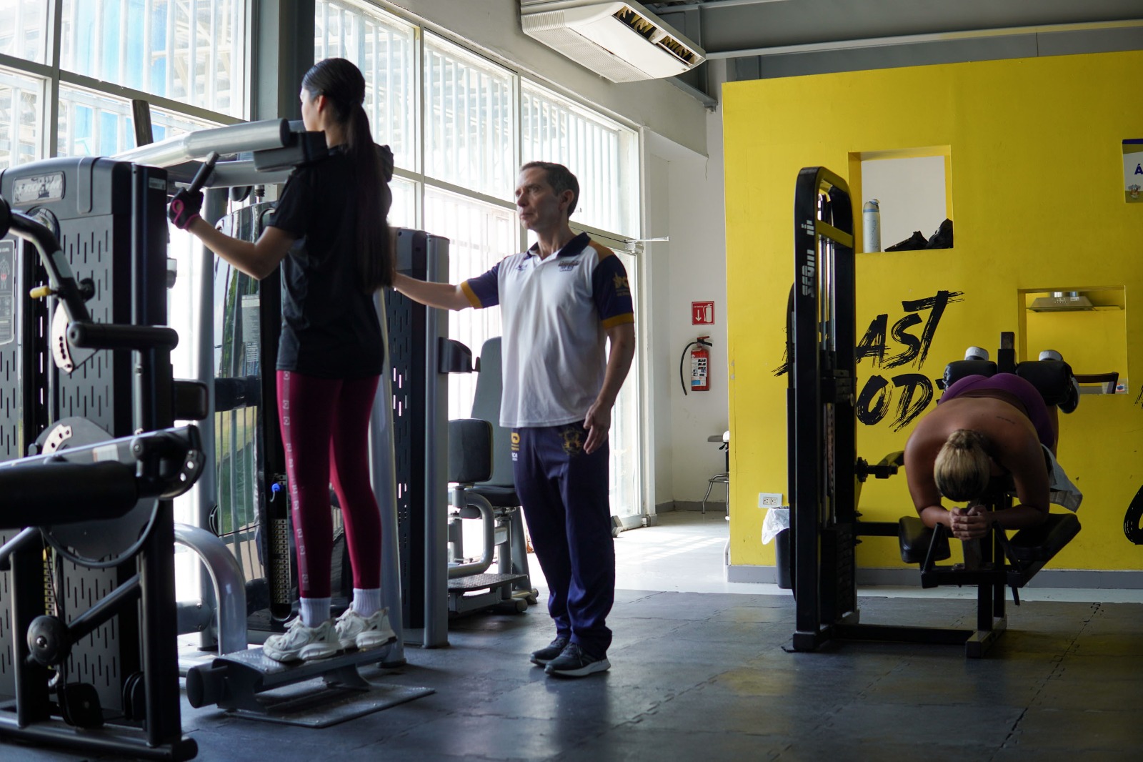 Advierten sobre los riesgos de la rabdomiólisis por sobreentrenamiento; rutinas exigentes de influencers en redes pueden causar daños renales severos en principiantes