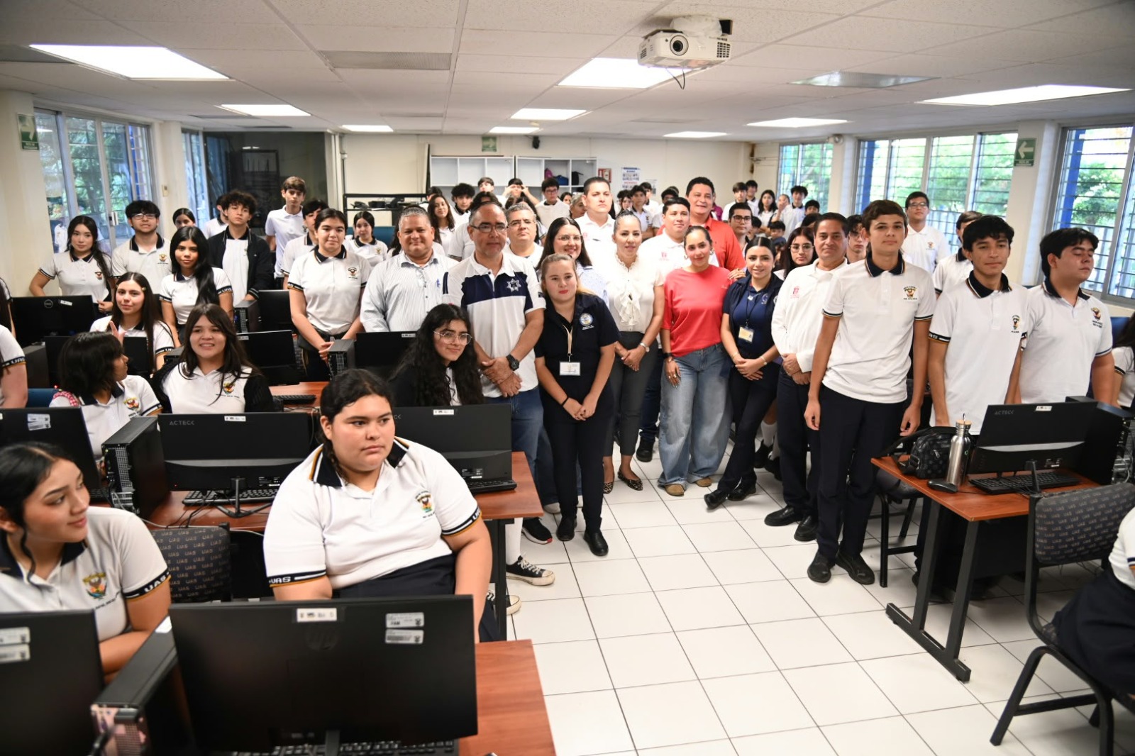 Acercan la Unidad de Bienestar Universitario y el Ayuntamiento de Culiacán herramientas de seguridad a estudiantes de la Preparatoria Rafael Buelna Tenorio