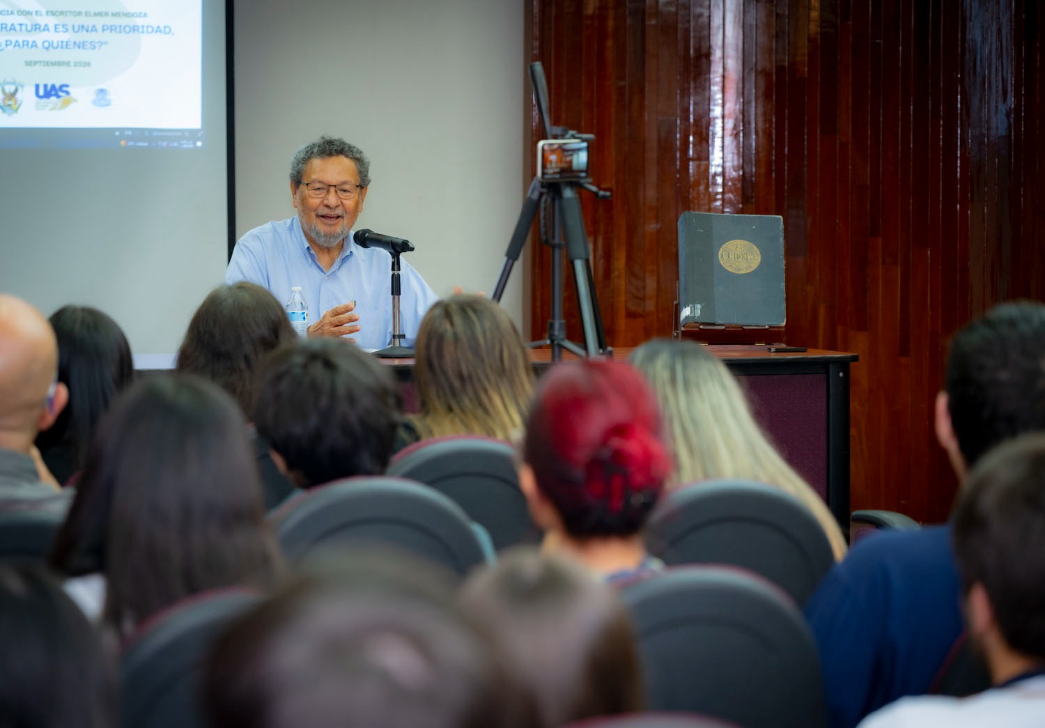 Élmer Mendoza reivindica el poder de la lectura y llama a las nuevas generaciones a construir su propio criterio en tiempos de redes sociales e inmediatez