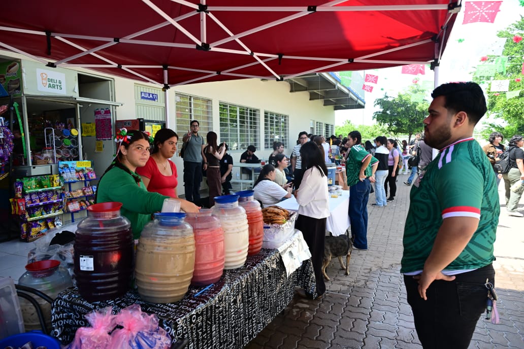 Entre retratos, música, gastronomía y propuestas creativas, estudiantes de la UAS hacen del bazar de Diseño y Artes Visuales un encuentro con el talento juvenil