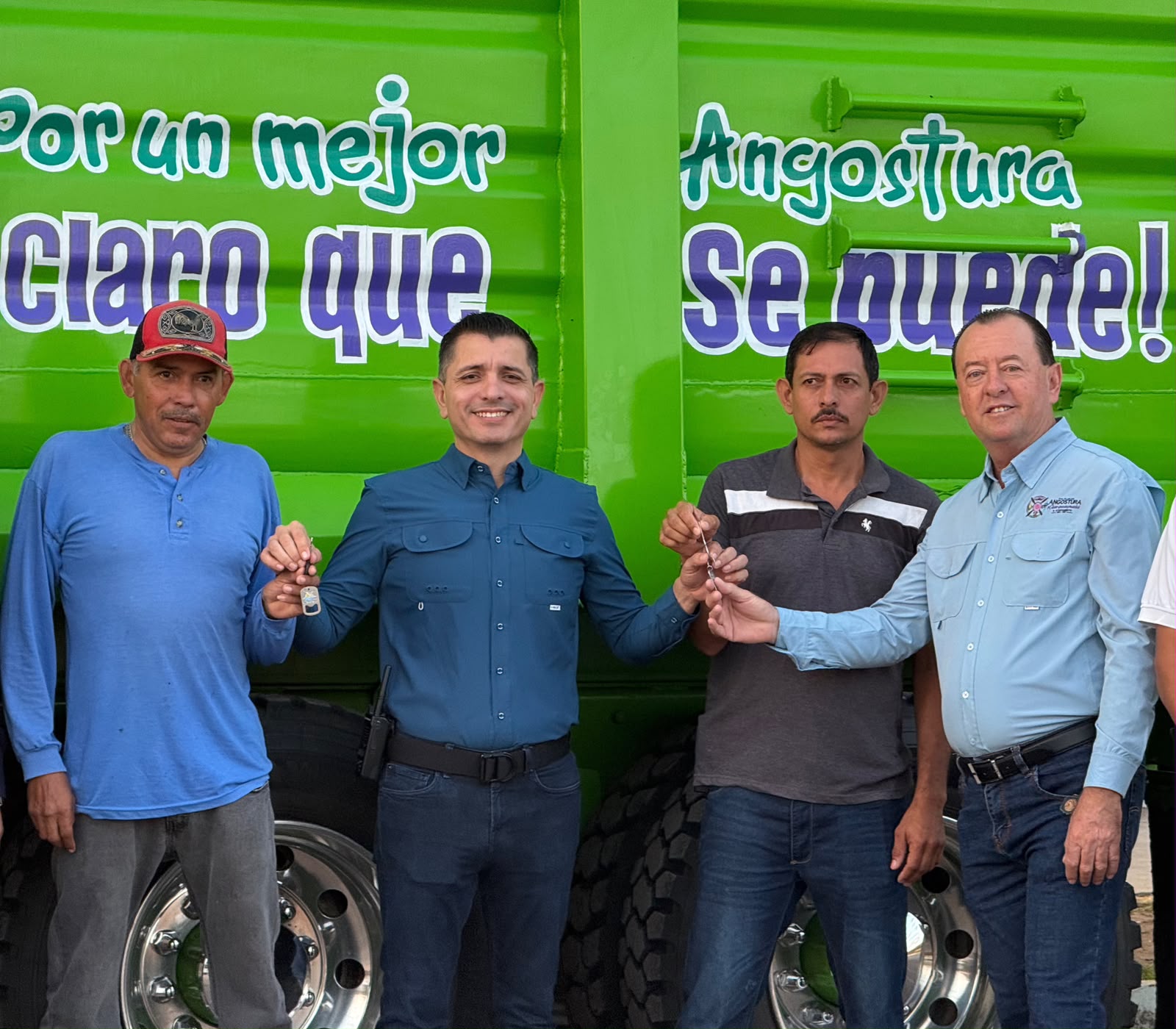 Fortalece Alberto “El Capy” Rivera el área de Obras Públicas con dos nuevos camiones de volteo