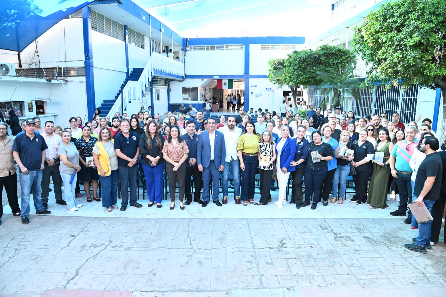 Lleva la UAS el programa “Ver para Leer” a la Preparatoria Hermanos Flores Magón para acercar lentes de lectura y publicaciones a su comunidad
