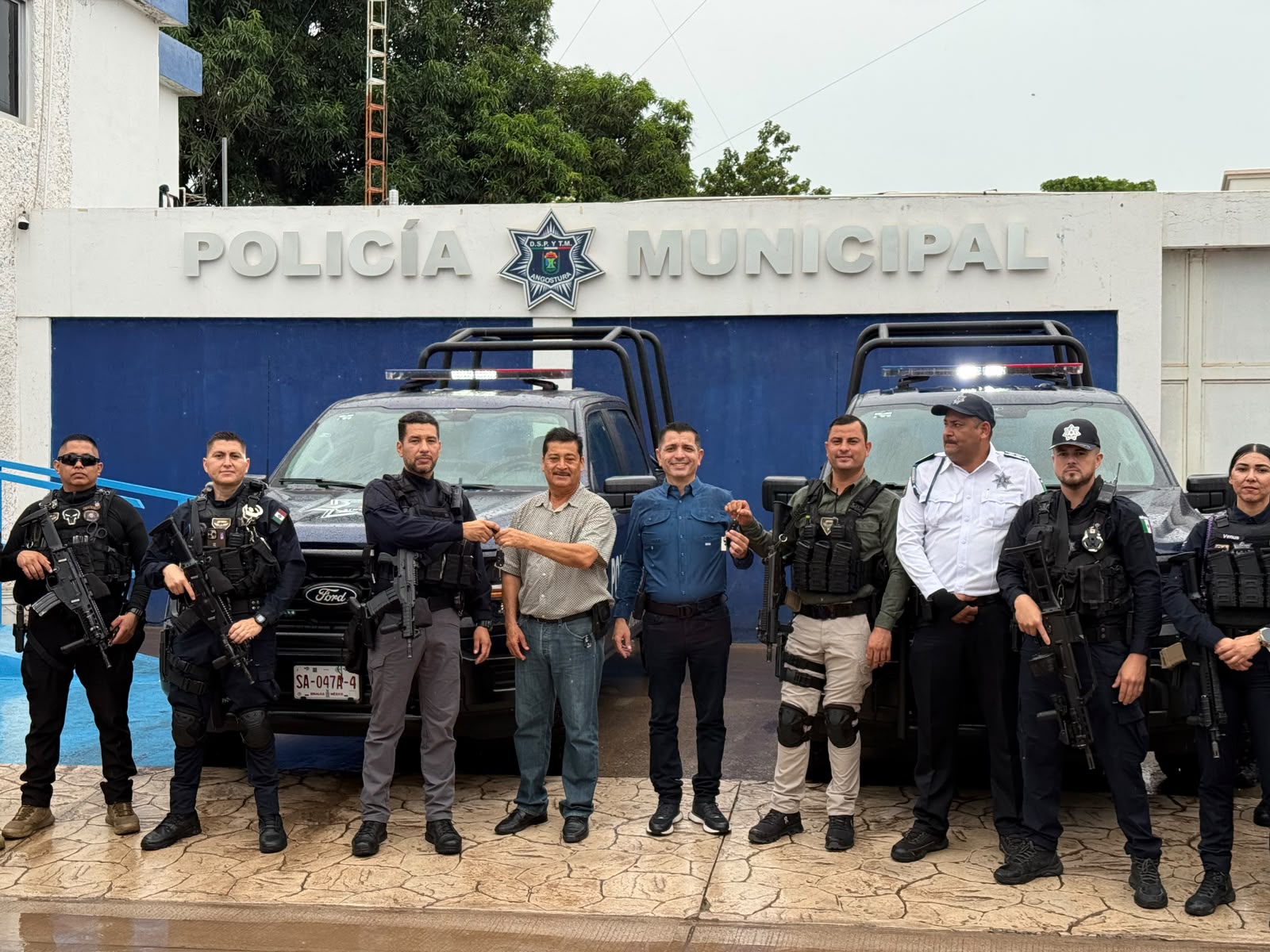 Entrega Alberto “El Capy” Rivera dos nuevas patrullas para fortalecer la seguridad en Angostura