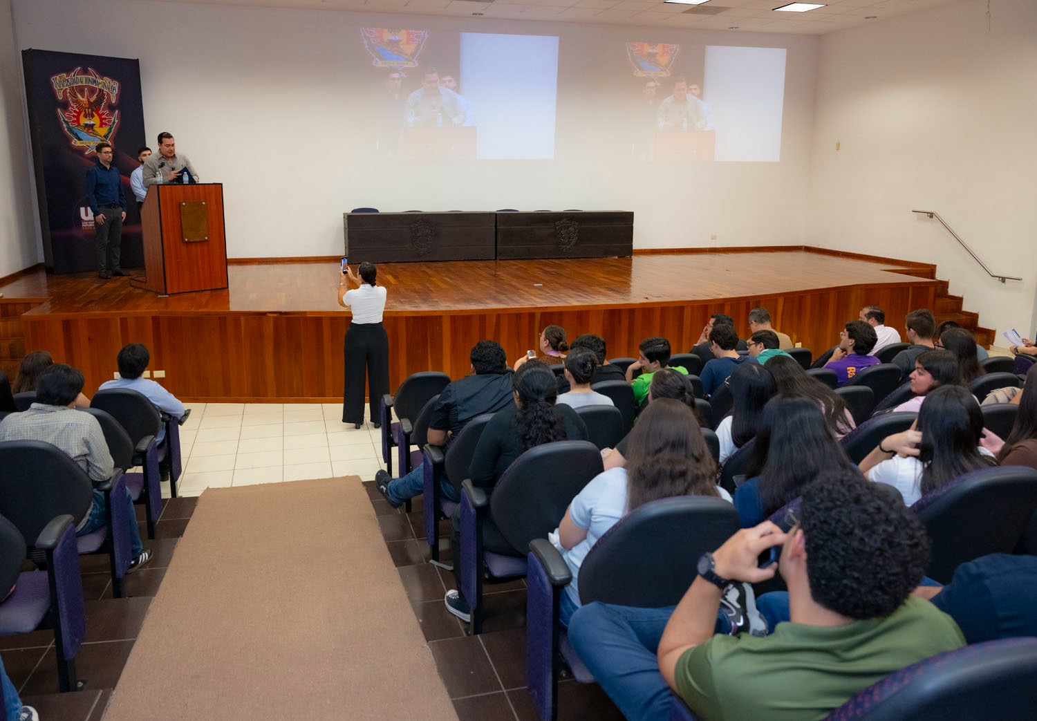 Expertos de KPMG imparten la conferencia magistral “Fraude en Auditorías” en la UAS para fomentar la ética, la transparencia y el criterio crítico en futuros contadores