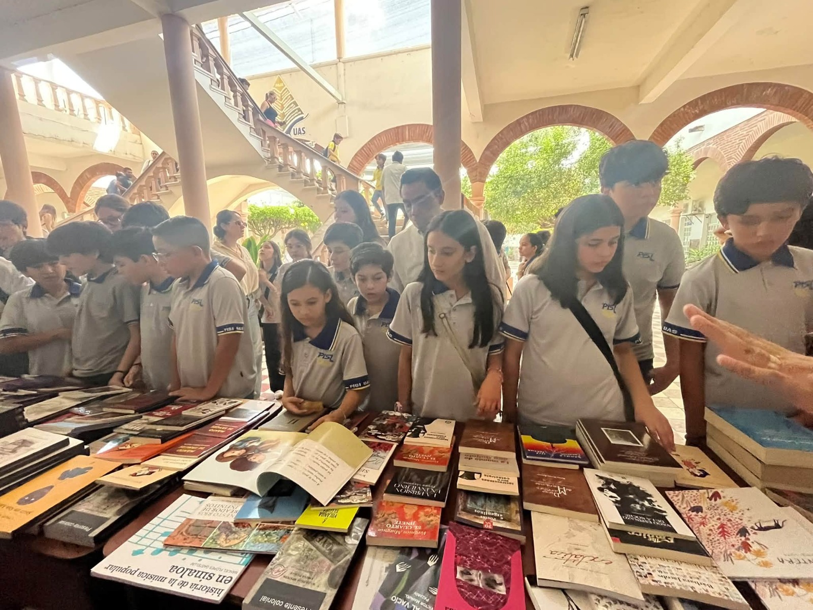 *Entre libros, historias y conocimiento, la UAS fomenta el gusto por la lectura entre niñas, niños y familias del Programa Infantil Sabatino de Inglés*