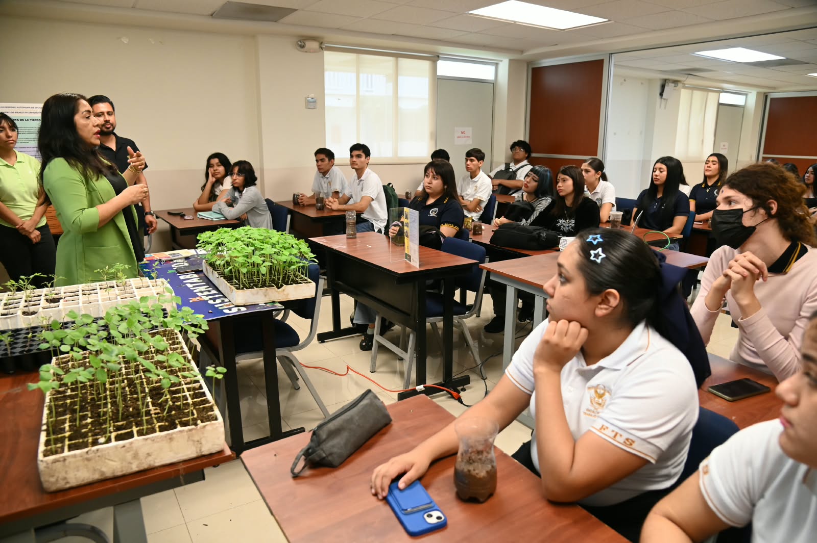Lleva la UAS taller de “Huertos sustentables” a la Facultad de Trabajo Social para promover la educación ambiental y el autocultivo orgánico en Sinaloa