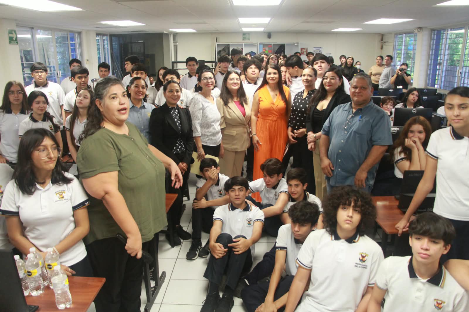 La UAS, a través de Bienestar Universitario y el CAE, impulsa la prevención del ciberacoso y promueve entornos digitales seguros con el taller "Conectados" en la Preparatoria Rafael Buelna