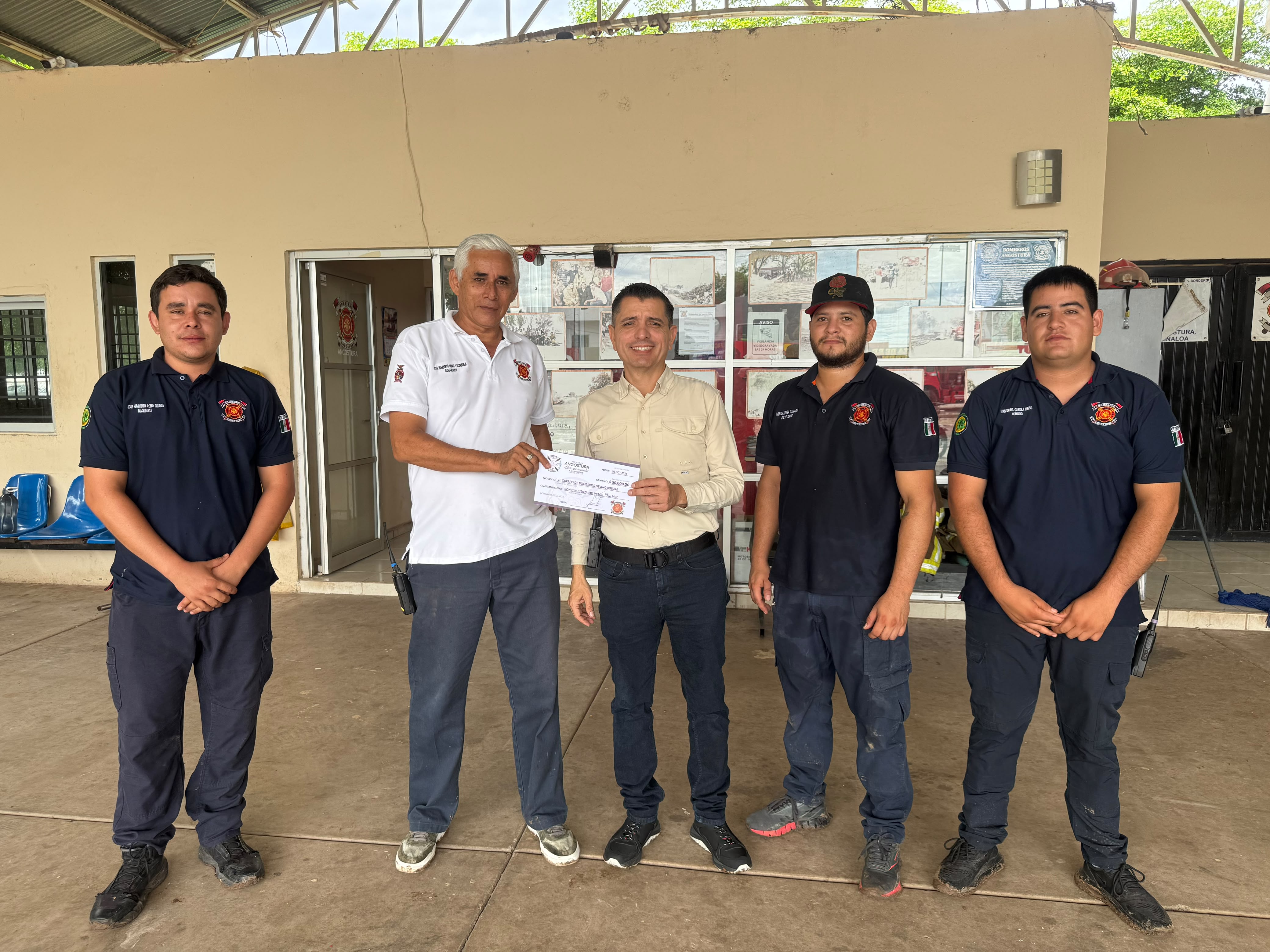 Alberto “El Capy” Rivera entrega apoyo de 50 mil pesos a Bomberos de Angostura